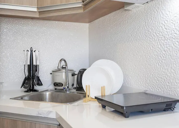 Furnished Designer In It Park With Amazing Mountain View, Fast Wifi, Netflix, Pool And Apartment Cebu