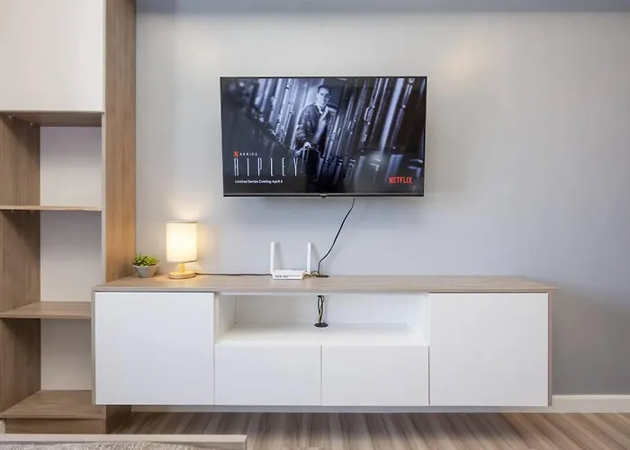Furnished Designer In It Park With Amazing Mountain View, Fast Wifi, Netflix, Pool And * Cebu