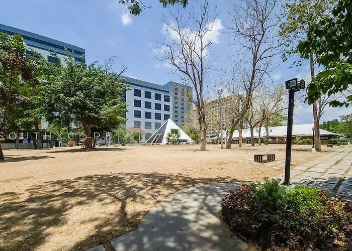 Furnished Designer In It Park With Amazing Mountain View, Fast Wifi, Netflix, Pool And * Cebu