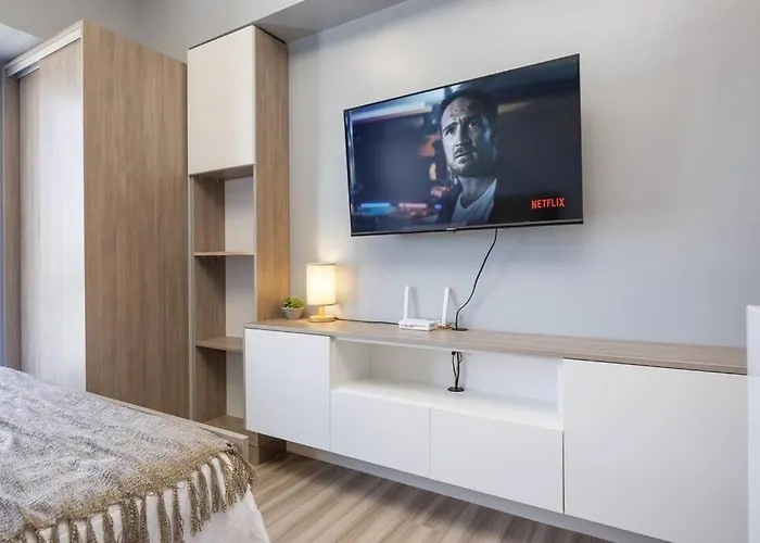 Apartment Furnished Designer In It Park With Amazing Mountain View, Fast Wifi, Netflix, Pool And Cebu