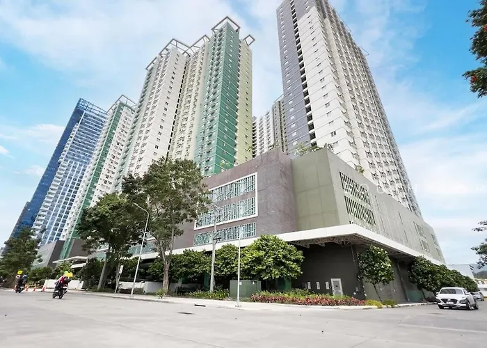 Furnished Designer In It Park With Amazing Mountain View, Fast Wifi, Netflix, Pool And * Cebu